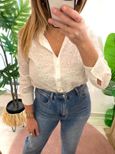 Carregar imagem no visualizador da galeria, Camisa branca flores bordadas
