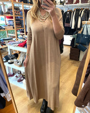 Carregar imagem no visualizador da galeria, Vestido de malha beje
