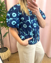 Carregar imagem no visualizador da galeria, Camisa manga balão flores grandes azuis
