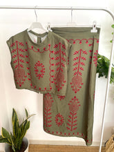 Carregar imagem no visualizador da galeria, Conjunto de blusa e saia verde
