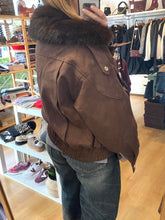 Carregar imagem no visualizador da galeria, Blusão com gola de pêlo castanho
