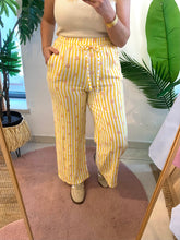Carregar imagem no visualizador da galeria, Calças algodão crepe estampa amarelo
