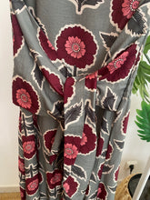 Carregar imagem no visualizador da galeria, Vestido laçada flores grandes verde menta
