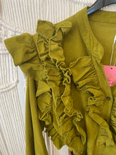 Carregar imagem no visualizador da galeria, Vestido bombazina folhos c/cinto verde oliva
