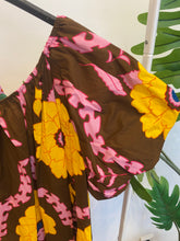 Carregar imagem no visualizador da galeria, Vestido curto manga balão estampa vintage amarelo e castanho
