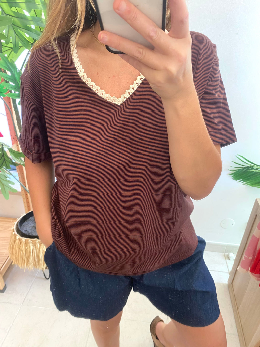 T-shirt riscas decote V com renda