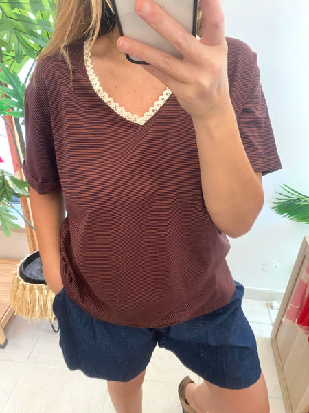 T-shirt riscas decote V com renda