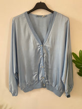 Carregar imagem no visualizador da galeria, Blusa/casaco acetinado botões azul

