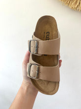 Carregar imagem no visualizador da galeria, Chinelo fivelas comporta beje Cubanas
