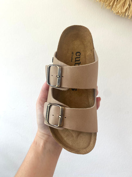 Chinelo fivelas comporta beje Cubanas