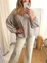 Carregar imagem no visualizador da galeria, Camisa oversize corações toupe
