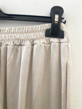 Carregar imagem no visualizador da galeria, Calças pantalonas acetinadas lisas beje
