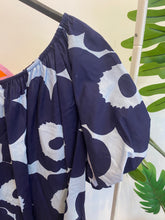 Carregar imagem no visualizador da galeria, Vestido curto manga balão flores grandes azul e castanho
