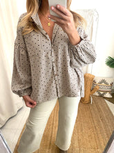 Carregar imagem no visualizador da galeria, Camisa oversize corações toupe
