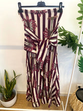 Carregar imagem no visualizador da galeria, Vestido Sardenha riscas e flores Bordeaux
