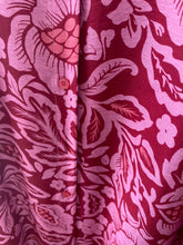 Carregar imagem no visualizador da galeria, Vestido camisa com folho manga estampa peónia rosa
