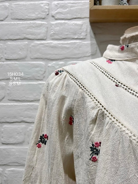 Camisa flores bordadas