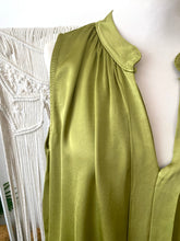 Carregar imagem no visualizador da galeria, Blusa acetinada oversize verde oliva
