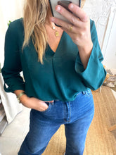 Carregar imagem no visualizador da galeria, Blusa vijosa v neck verde Vila
