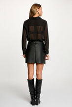 Carregar imagem no visualizador da galeria, Camisa preta translúcida Morgan
