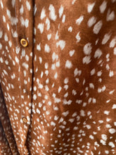 Carregar imagem no visualizador da galeria, Vestido camisa com folho manga estampa bambi tijolo

