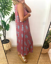 Carregar imagem no visualizador da galeria, Vestido comprido malha fria sardinhas e conchas rosa
