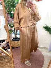 Carregar imagem no visualizador da galeria, Blusa/casaco acetinado botões camel
