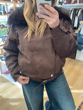 Carregar imagem no visualizador da galeria, Blusão com gola de pêlo castanho
