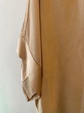 Carregar imagem no visualizador da galeria, Blusa acetinada oversize camel
