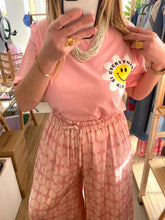Carregar imagem no visualizador da galeria, T-shirt flower smile rosa

