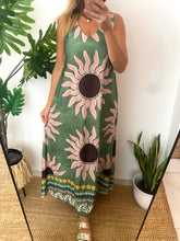 Carregar imagem no visualizador da galeria, Vestido comprido malha fria sol verde e rosa
