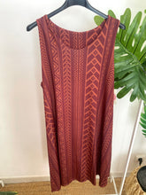 Carregar imagem no visualizador da galeria, Vestido midi malha fria estampa savana bordeaux
