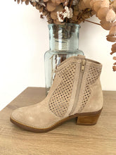 Carregar imagem no visualizador da galeria, Botim de camurça beje Ruika
