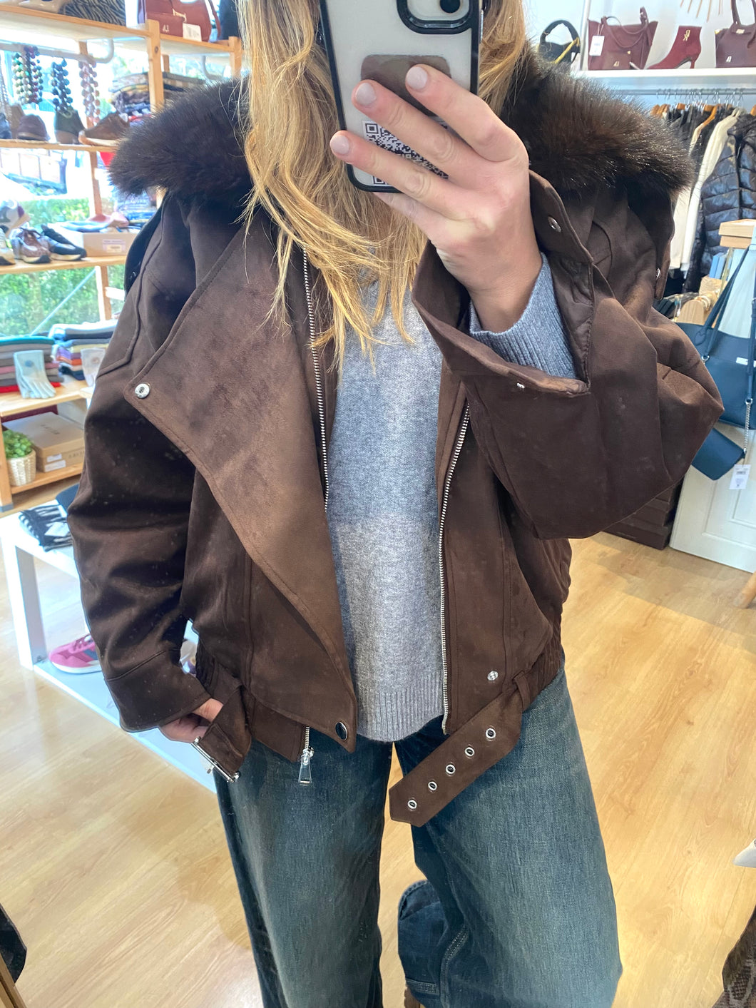 Blusão com gola de pêlo castanho