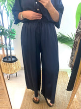 Carregar imagem no visualizador da galeria, Calças pantalonas acetinadas lisas marinho
