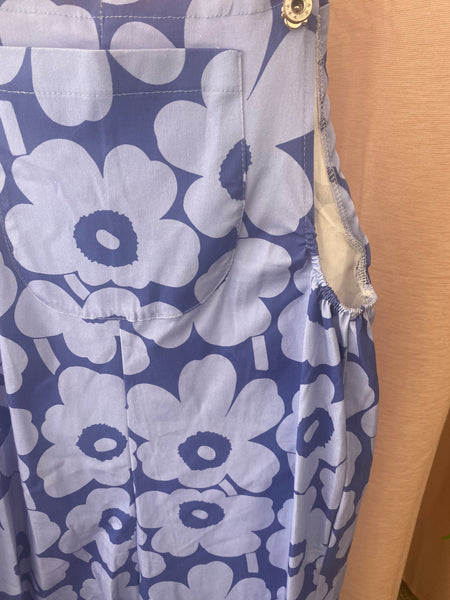 Macacão azul flores