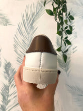 Carregar imagem no visualizador da galeria, Ténis Berlin castanho Victoria
