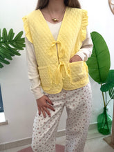 Carregar imagem no visualizador da galeria, Colete acolchoado com fitinhas amarelo
