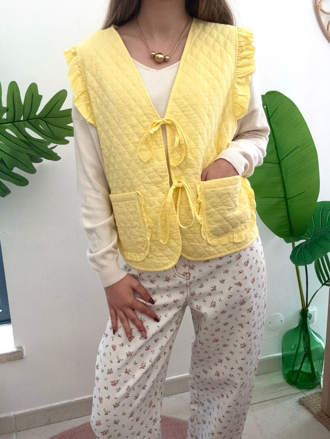 Colete acolchoado com fitinhas amarelo