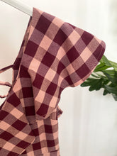 Carregar imagem no visualizador da galeria, Vestido vichy gola com folho Bordeaux
