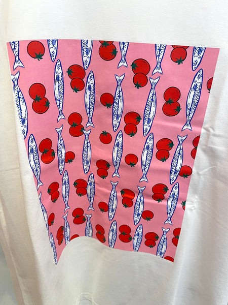 T-shirt branca sardinhas com tomate rosa