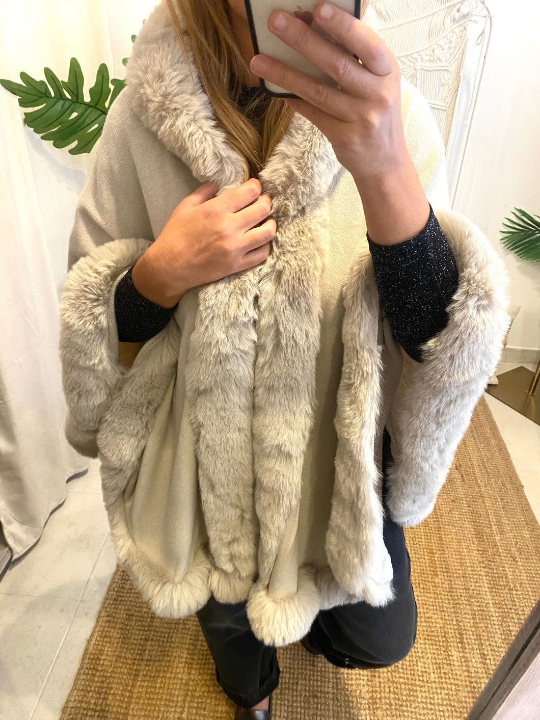 Poncho de malha com pêlo Morgan