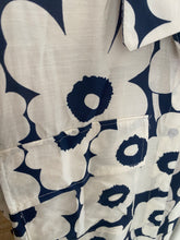 Carregar imagem no visualizador da galeria, Vestido camisa flores marinho
