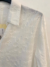 Carregar imagem no visualizador da galeria, Camisa branca flores bordadas
