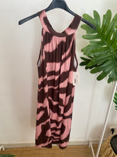Carregar imagem no visualizador da galeria, Vestido midi malha fria halter castanho e rosa
