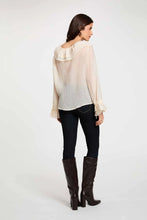 Carregar imagem no visualizador da galeria, Blusa Morgan folhos creme

