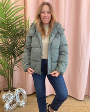 Carregar imagem no visualizador da galeria, Casaco acolchoado capuz verde Vimilja
