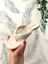 Carregar imagem no visualizador da galeria, Chinelo acolchoado cru Cubanas
