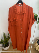 Carregar imagem no visualizador da galeria, Vestido camisa liso estampado com bolso cenoura
