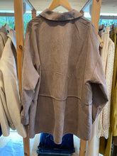 Carregar imagem no visualizador da galeria, Camisa oversize pele de pêssego toupe
